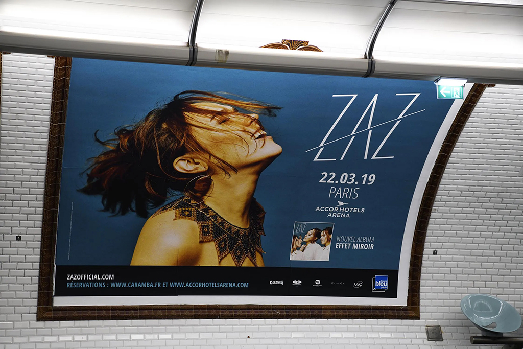 Affiche sur un quai de métro pour Zaz