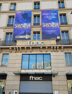 Affiches en façade de magasin pour le spectacle Sherlock Holmes