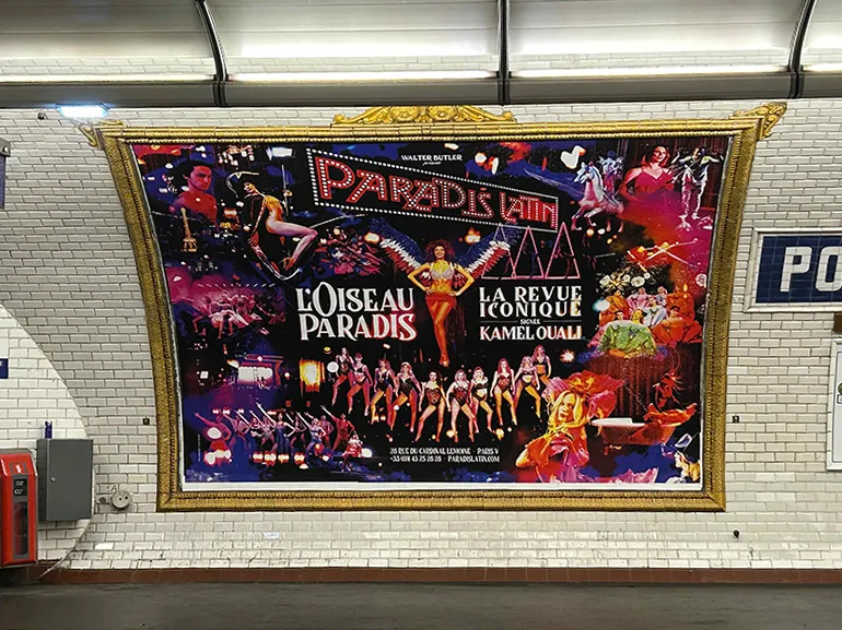 Affiche du spectacle Oiseau de Paradis de Kamel Ouali sur un quai de métro